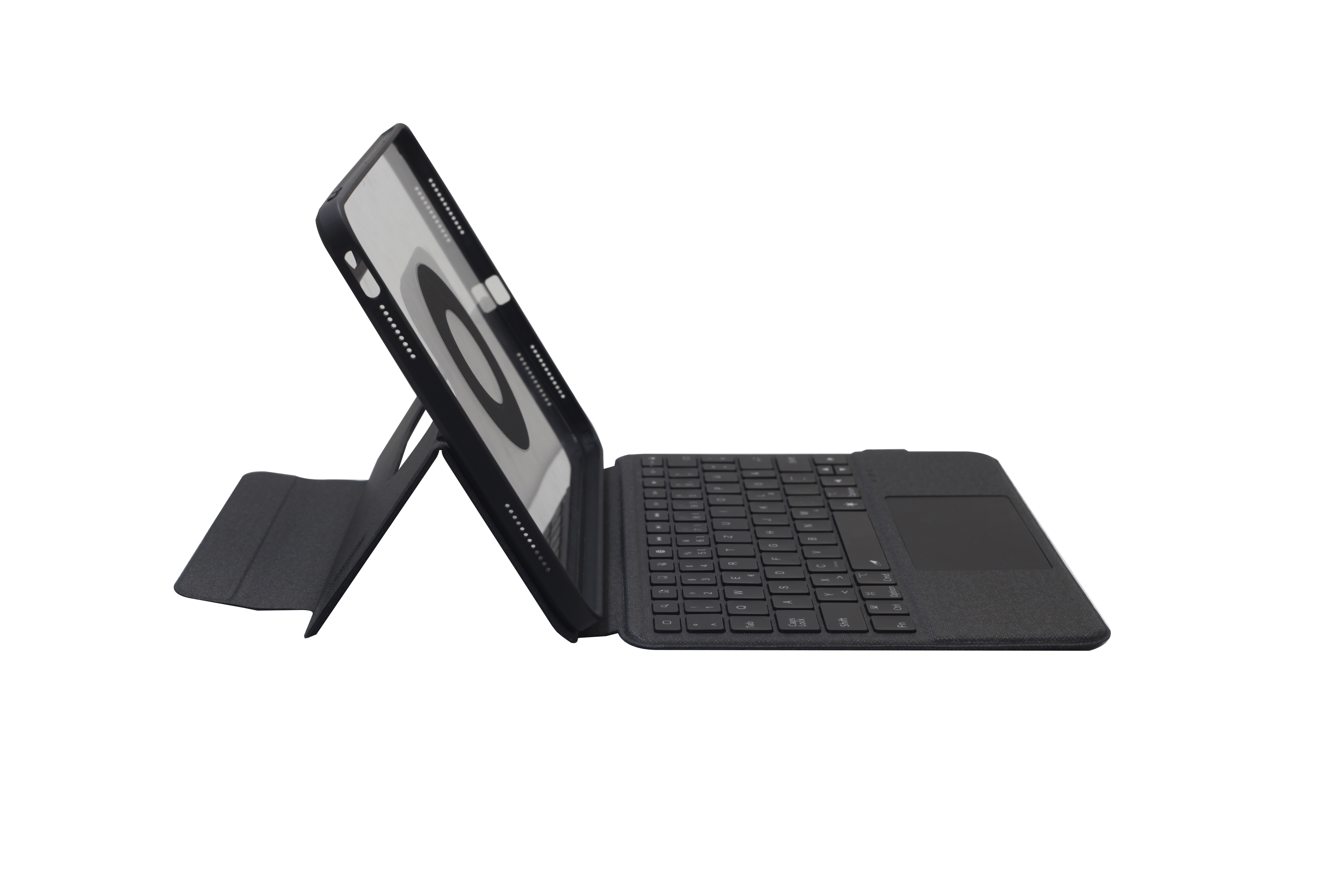 Schwarzes Tablet mit geöffneter Tastaturhülle. Das Tablet zeigt ein Schwarzweißbild. Weißer Hintergrund.