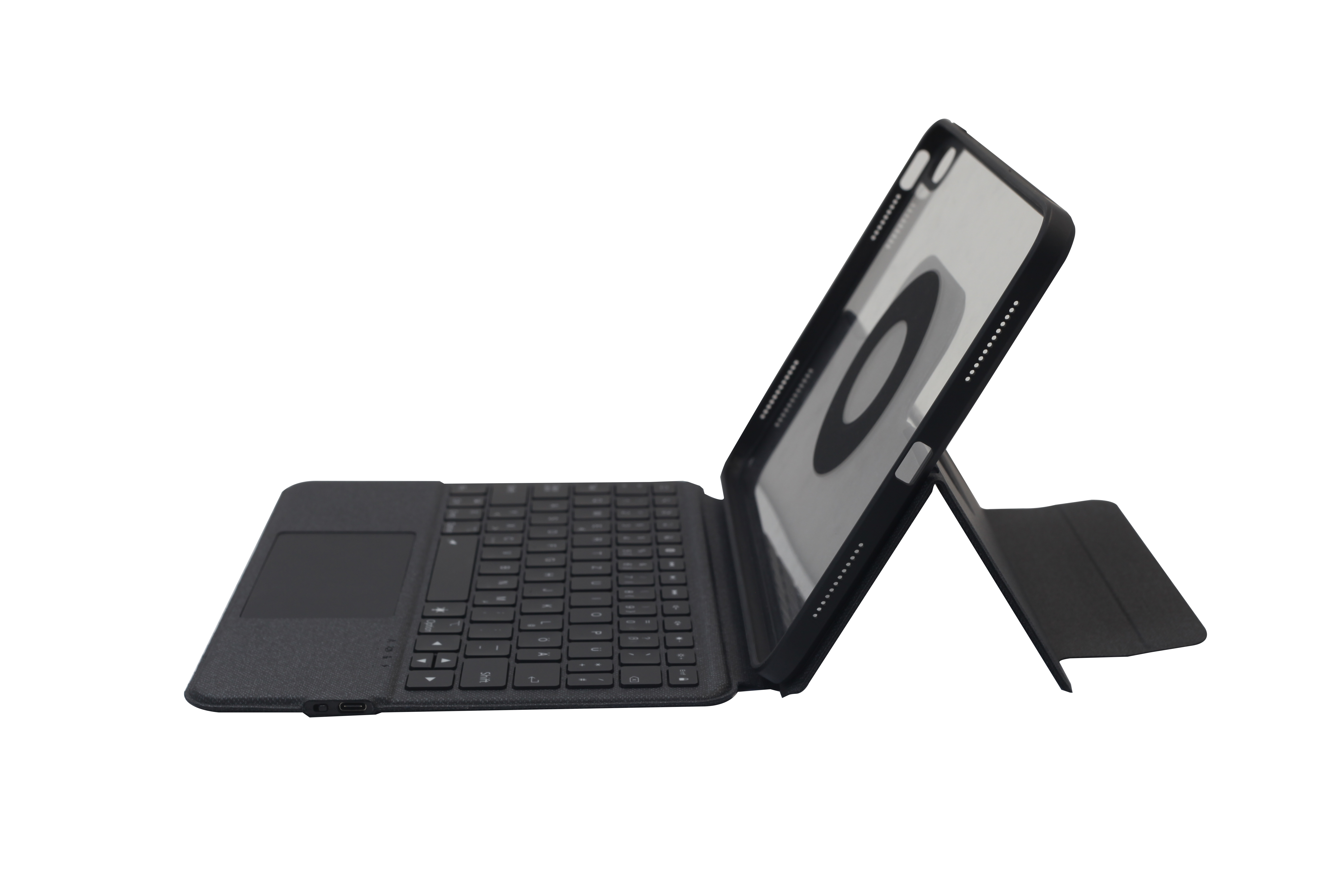 Schwarzes Tablet mit angebrachter Tastaturhülle, aufgestellt. Der Bildschirm zeigt ein Design. Weißer Hintergrund.