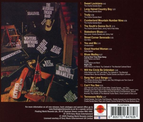 Albumcover mit Bandnamen wie Charlie Daniels. Instrumente, eine Bühne und ein Holzstuhl sind im Hintergrund.