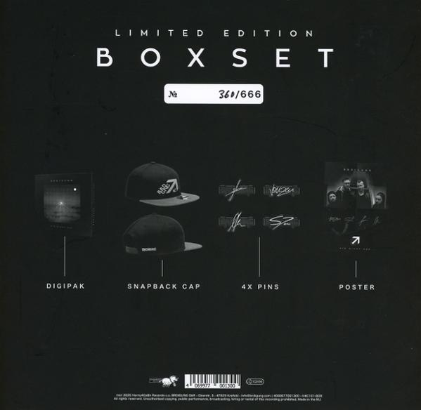 Limitierte Box-Set-Edition mit Digipack, Snapback-Cap, Pins und Poster. Enthält die Nummer 360/666 auf dunklem Hintergrund.