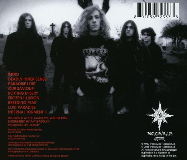 Bandfoto mit Friedhofshintergrund. Die Bandmitglieder tragen Schwarz und haben langes Haar. Text auf der Rückseite listet Songtitel auf.