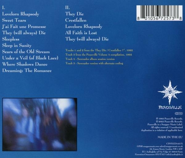 Albumcover mit Titelliste, Bandnamen und Logo auf blauem Hintergrund. Enthält einen Barcode und Text über das Label.