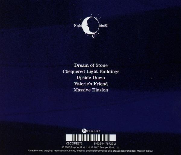 Albumcover. Dunkelblauer Hintergrund, weißes Halbmondlogo. Songtitel in Weiß. Barcode und Text unten.