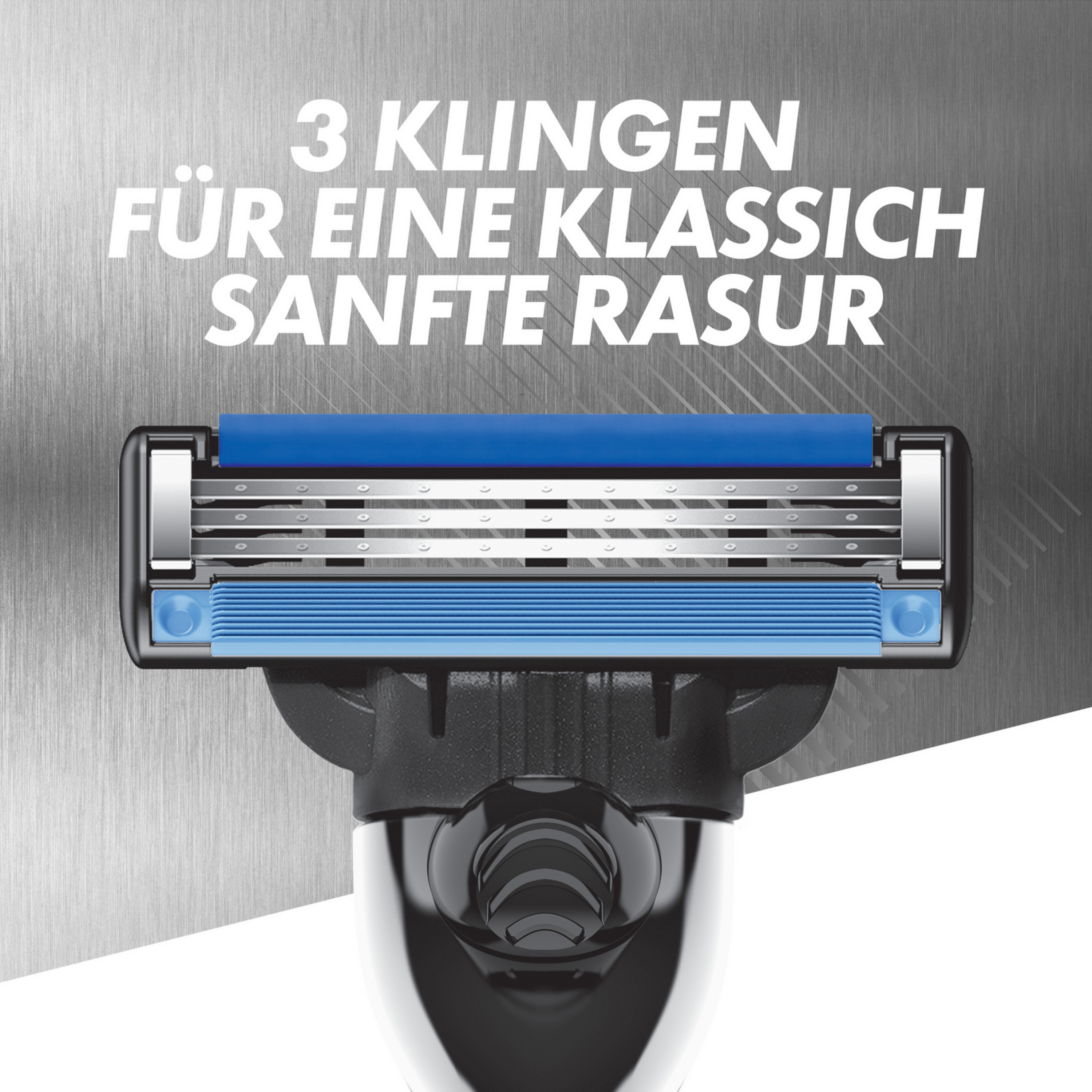 Nahaufnahme eines Rasierers mit 3 Klingen. Text: '3 Klingen für eine sanfte Rasur.' Hintergrund ist metallisch grau.