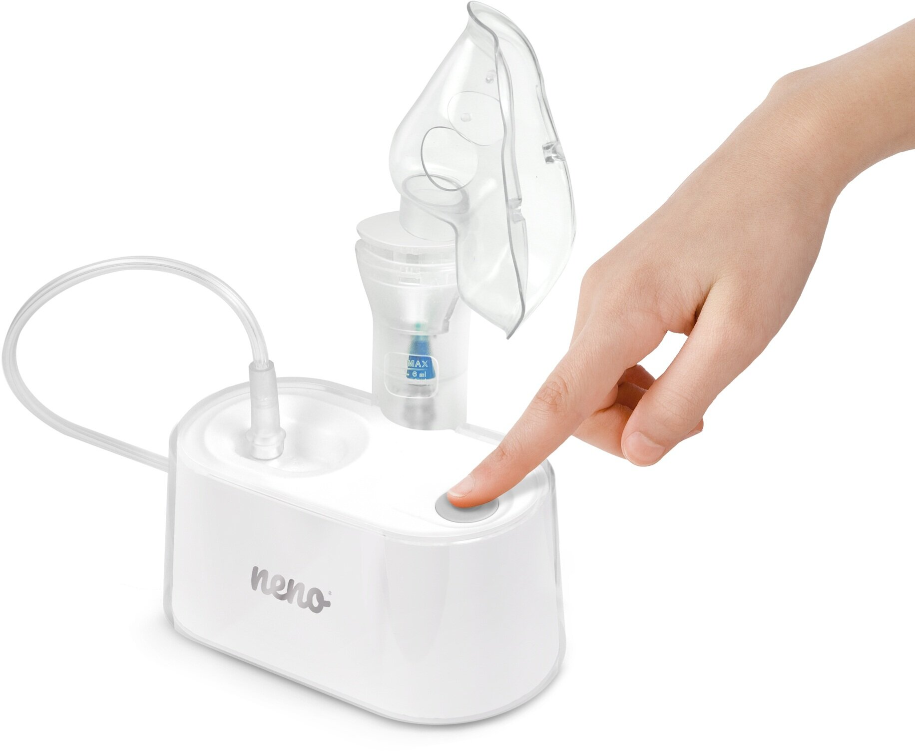 Pokazano biały nebulizator z maską. Ręka naciska przycisk zasilania. Tło jest białe.