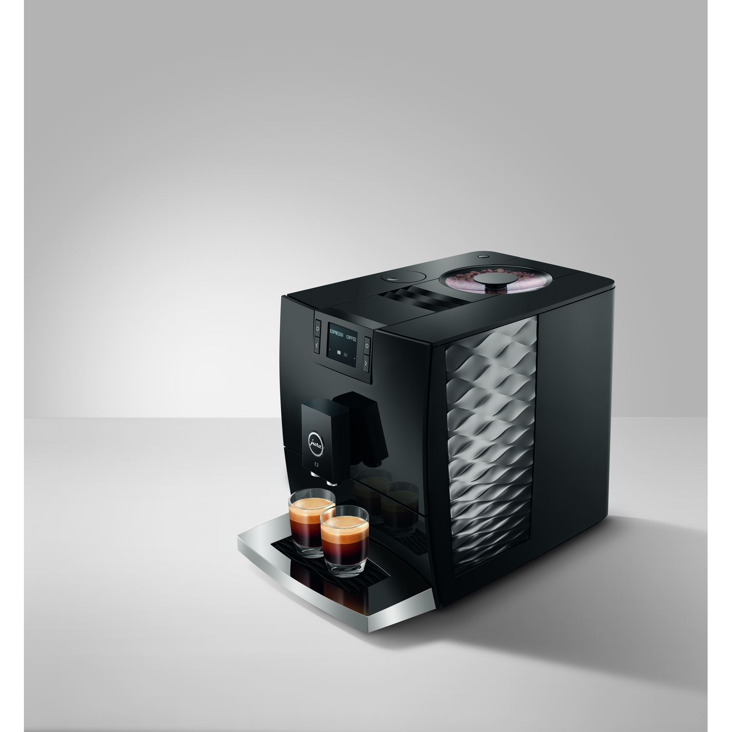 Zwarte koffiemachine met twee espresso's. Machine heeft een digitaal display en een bonencontainer. Op een wit oppervlak.