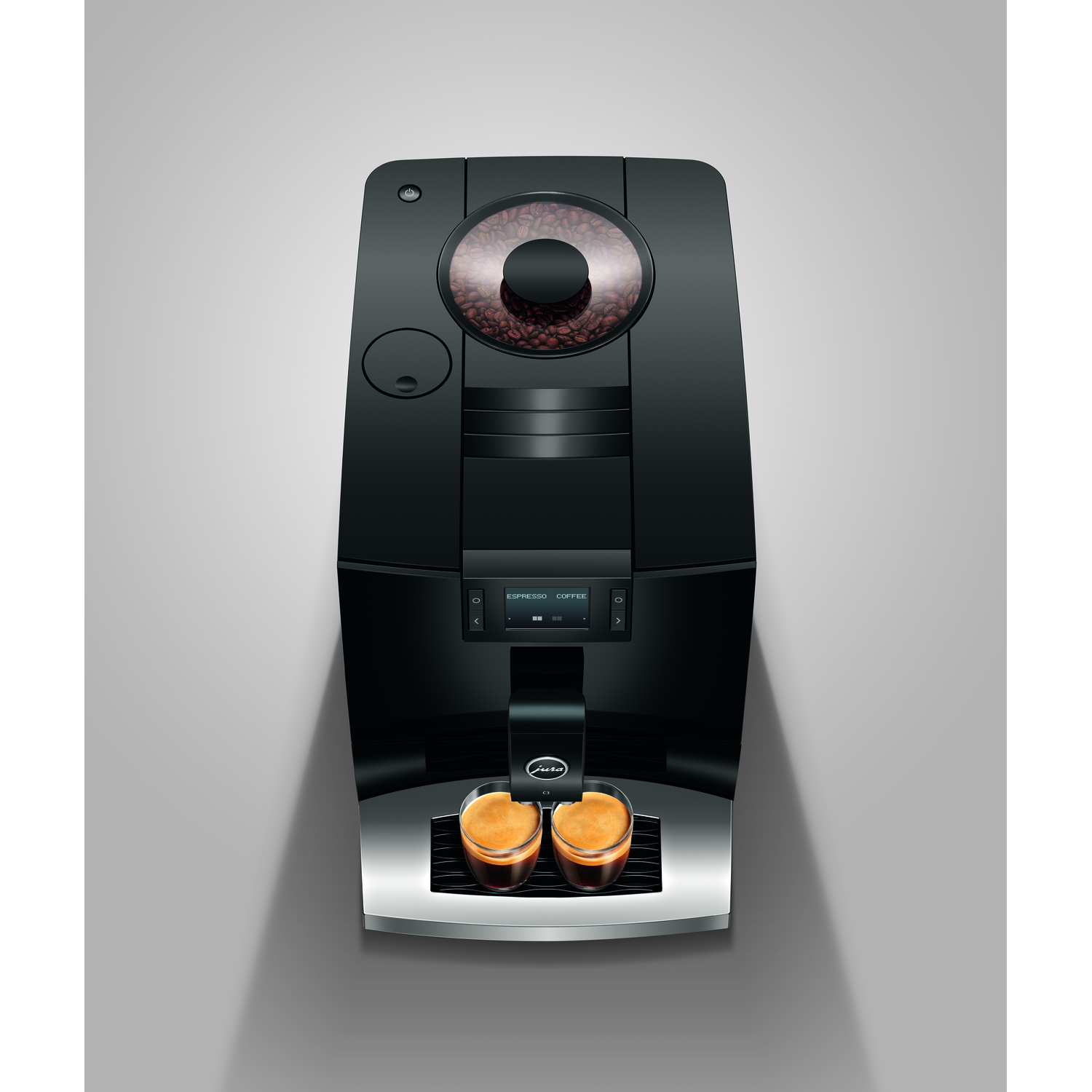 Zwarte koffiemachine met koffiebonen in een container. Twee glazen met espresso eronder. Achtergrond is grijs.
