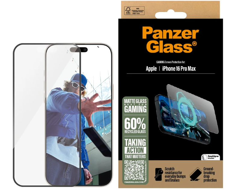 Eine Displayschutzfolienbox mit einem Telefon. Eine Person steht vor dem Telefon. Die Box hat das PanzerGlass-Logo und Merkmale.