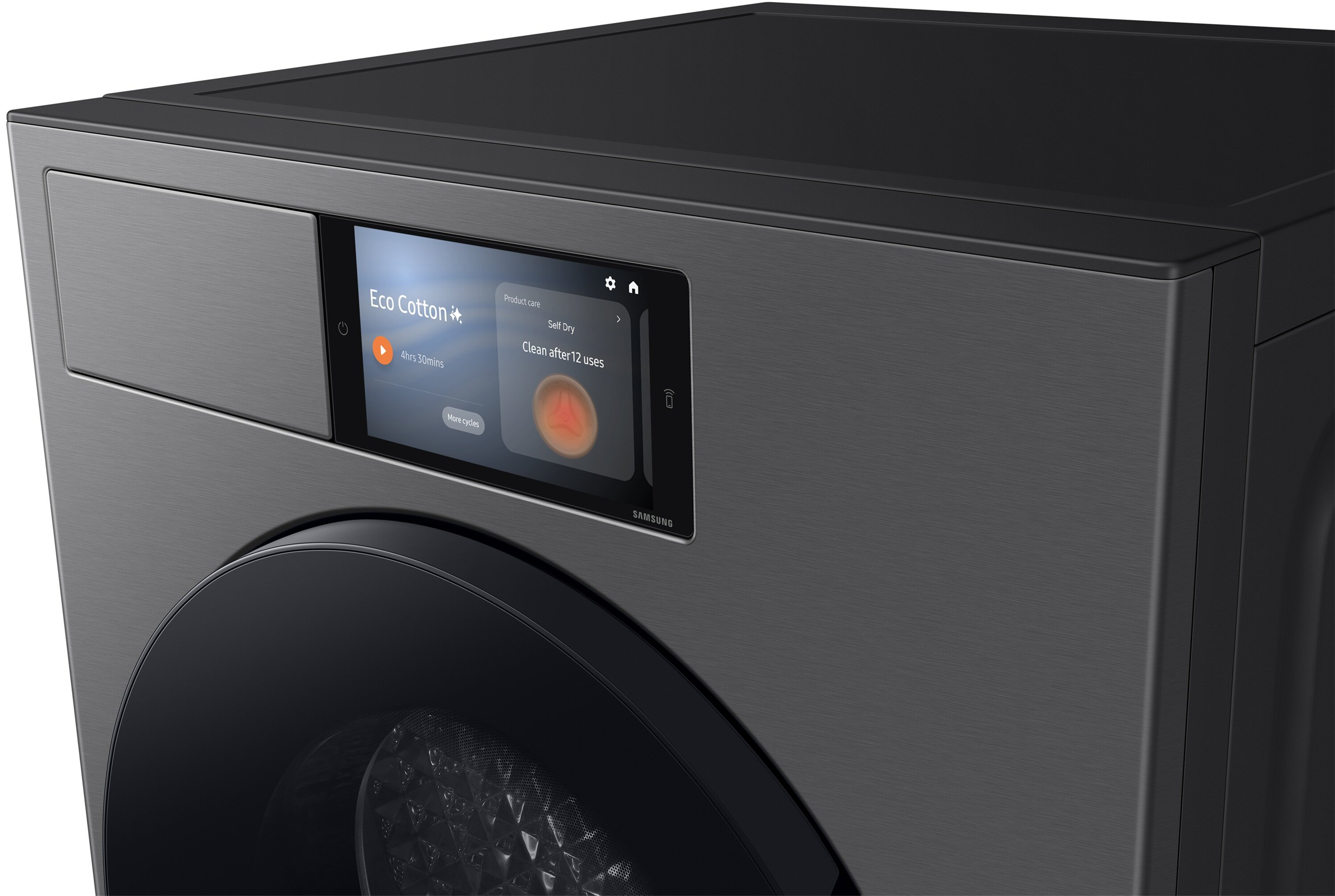 Zbliżenie czarnej pralki. Wyświetlacz pokazuje cykl Eco Cotton z 4 godzinami 30 minutami.