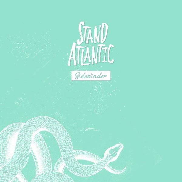 Türkisfarbener Hintergrund mit weißem Text: 'Stand Atlantic', 'Sidewinder'. Umriss einer Schlange unten.