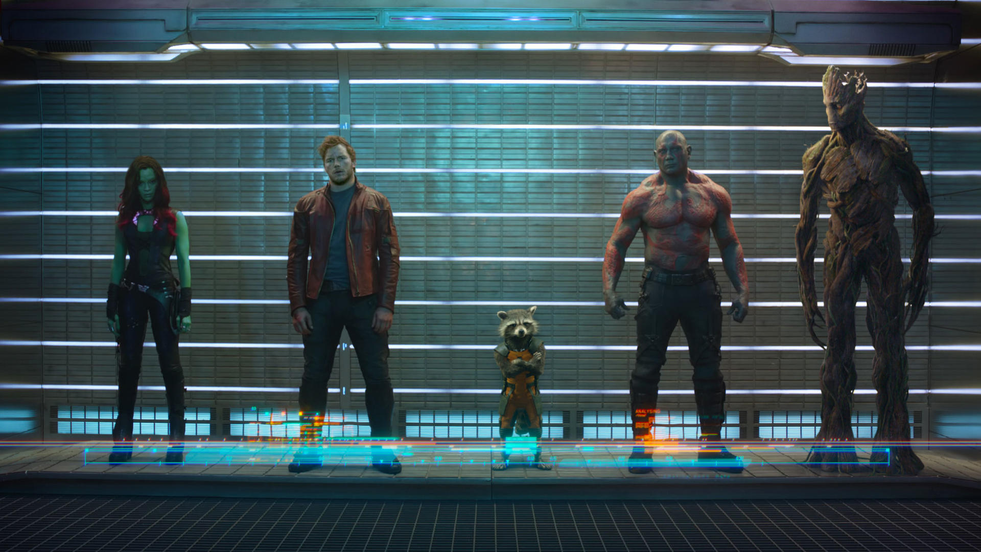 Die Guardians of the Galaxy stehen zusammen. Gamora, Star-Lord, Rocket, Drax und Groot posieren in einer futuristischen Umgebung.