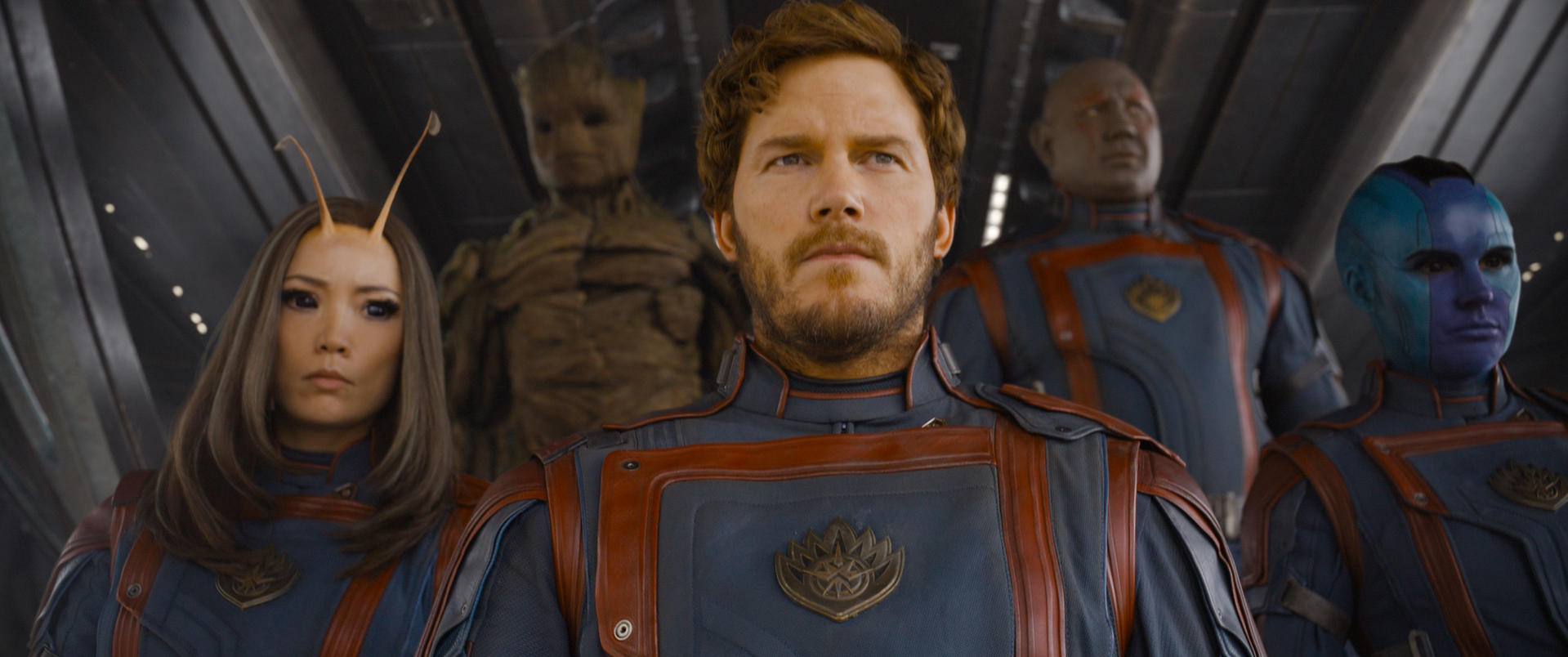 Eine Gruppe von Guardians of the Galaxy-Mitgliedern steht zusammen. Star-Lord steht in der Mitte, Mantis, Groot, Drax und Nebula sind anwesend.
