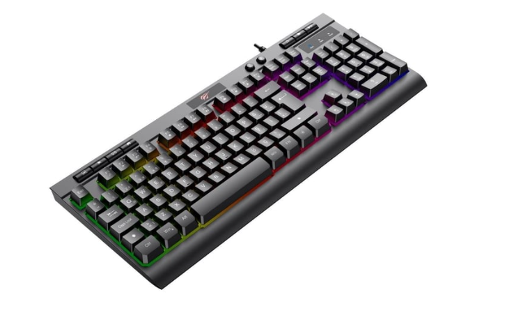 RGB aydınlatmalı siyah bir oyun klavyesi. Tuşlar görünür ve klavye açılıdır. Arka plan beyazdır.