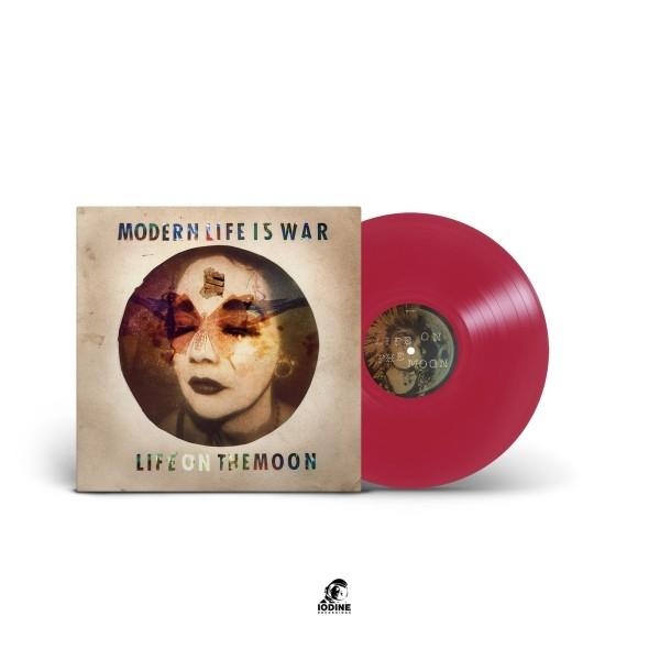 Albumcover für "Life on the Moon" von Modern Life Is War. Eine rote Vinyl ist sichtbar. Das Cover zeigt das Gesicht einer Frau.
