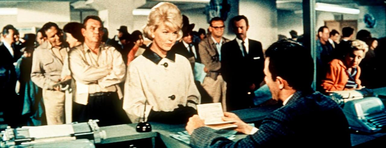 Eine Frau in einem weißen Mantel steht an einem Schalter. Leute warten in der Schlange. Ein Mann prüft einen Pass. Vintage-Szene.