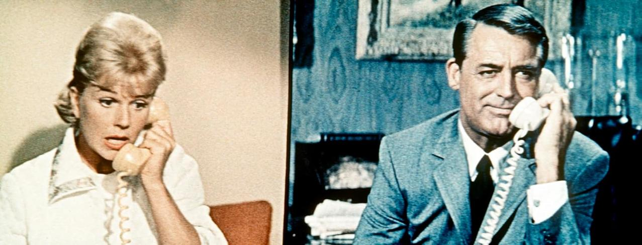 Eine Frau und ein Mann telefonieren. Die Frau sieht überrascht aus. Der Mann lächelt zuversichtlich, beide halten cremefarbene Telefone.