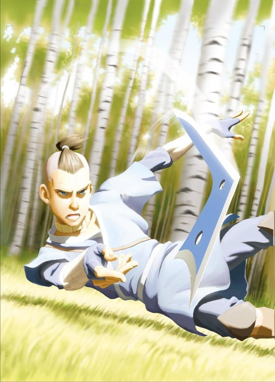 Eine Figur in Blau schwingt ein blaues Schwert und stürzt in einem Wald. Hohe Bäume im Hintergrund und grünes Gras im Vordergrund.