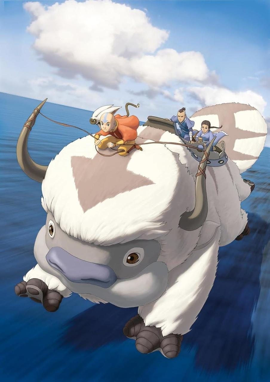 Avatar-Charaktere reiten auf Appa, einem fliegenden Bison, über dem Meer. Aang ist vorne. Sokka und Katara sind hinten.
