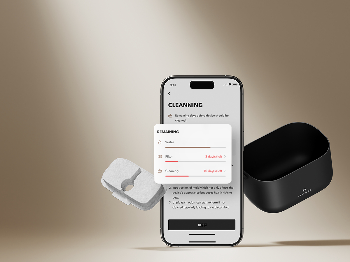 Ein Smartphone zeigt Reinigungsdetails, ein schwarzes Gerät und ein weißer Filter auf braunem Hintergrund. Der Bildschirm zeigt die verbleibenden Tage.