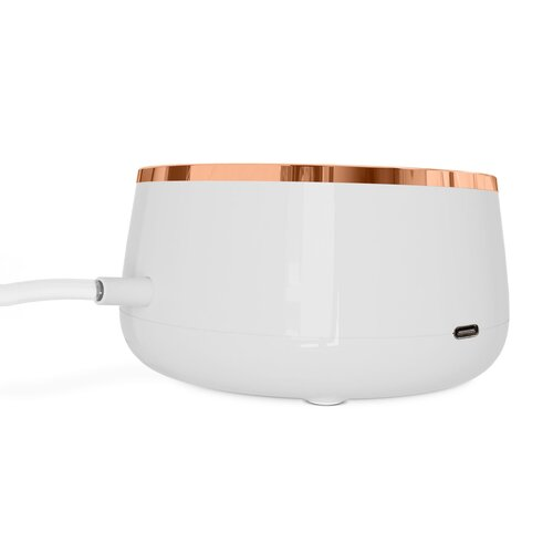 Białe, okrągłe urządzenie ze złotym obramowaniem. Biały kabel jest podłączony z lewej strony. Port USB-C z prawej.