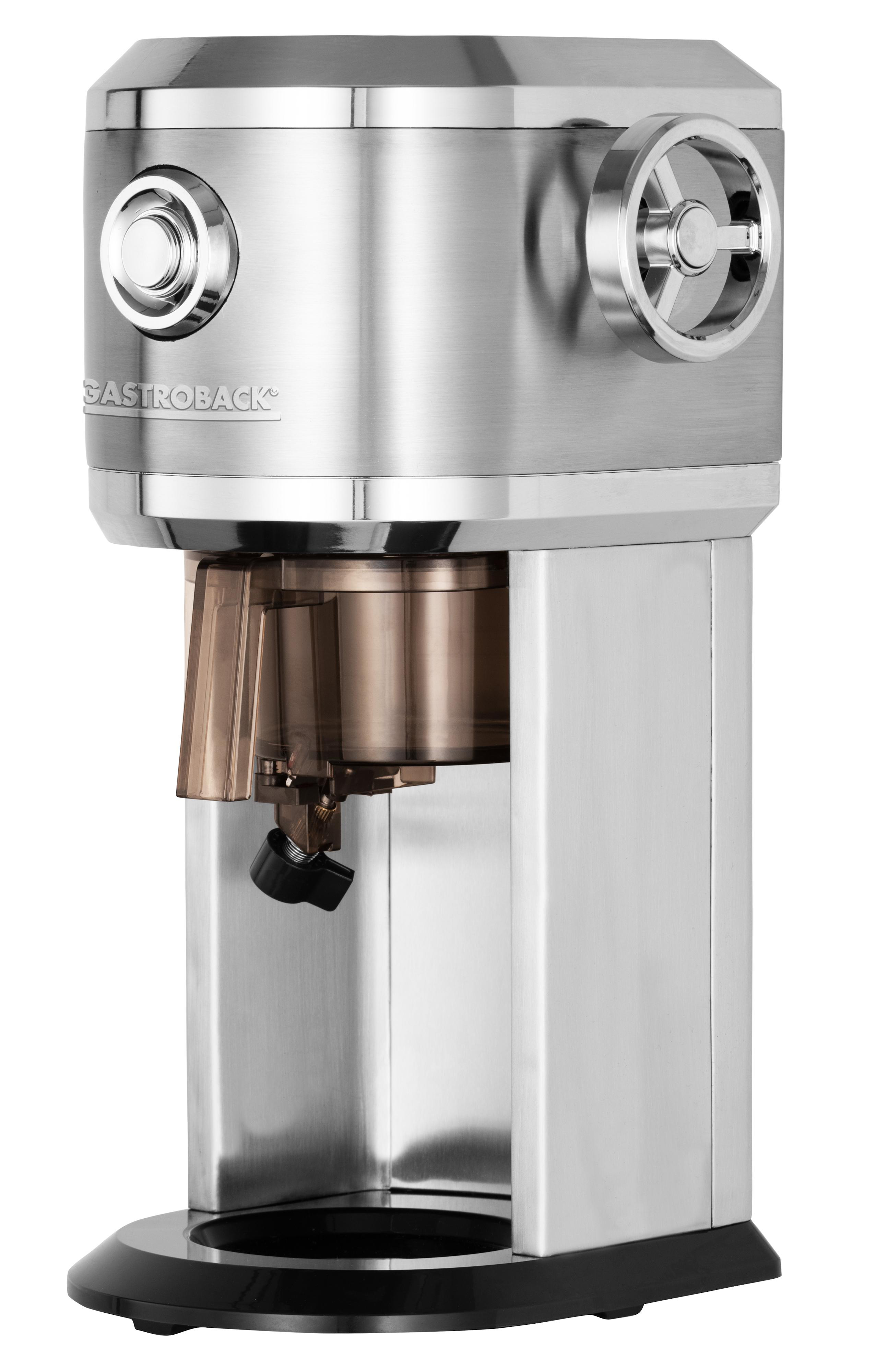 Eine Kaffeemaschine aus Edelstahl mit einem braun getönten Behälter. Sie hat einen schwarzen Sockel und ein Rad.