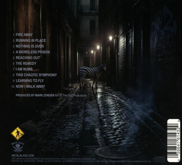Ein Zebra steht in einer dunklen Gasse mit Kopfsteinpflaster. Straßenlaternen beleuchten den nassen Boden. Titelliste des Albums links.