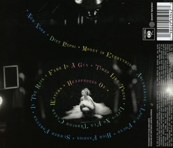 Albumcover. Frau in weißem Kleid sitzt inmitten von Songtiteln in einer Spirale. Text enthält New York, Fame is a Gun, Headphones On.