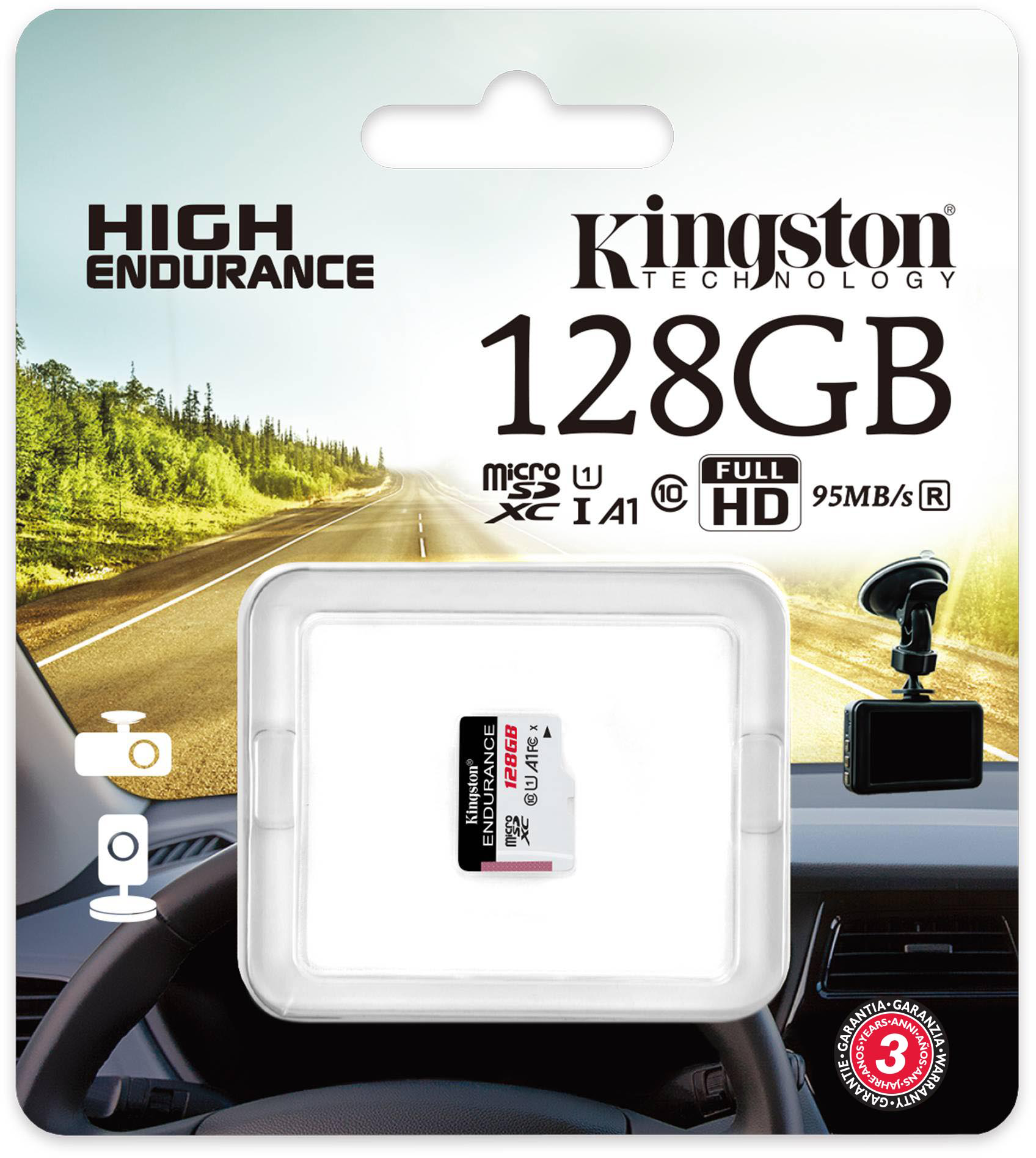 Kingston 128GB microSD kártya egy autó műszerfalán, a háttérben egy út látható.