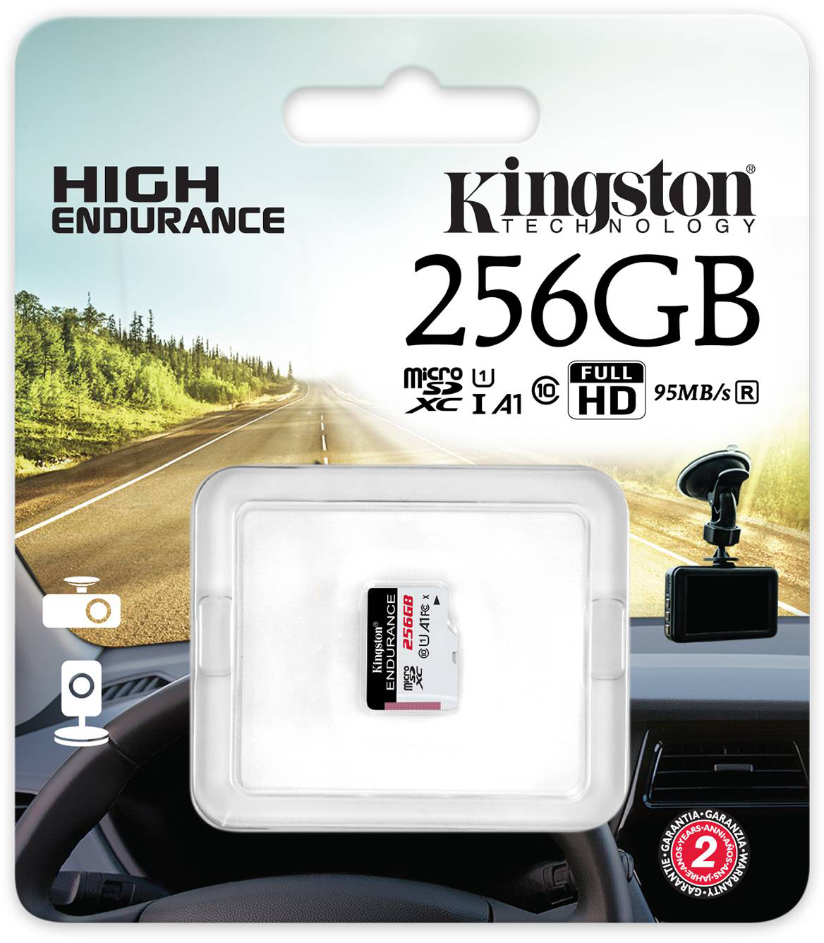 Egy Kingston 256GB-os memóriakártya egy autós környezetben, háttérben egy úttal és egy fedélzeti kamerával.