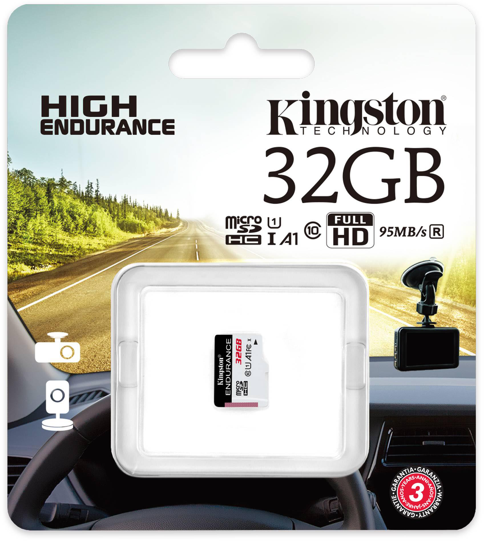 Egy Kingston 32 GB-os Micro SD kártya látható egy autó műszerfalának hátterében, egy út látható.