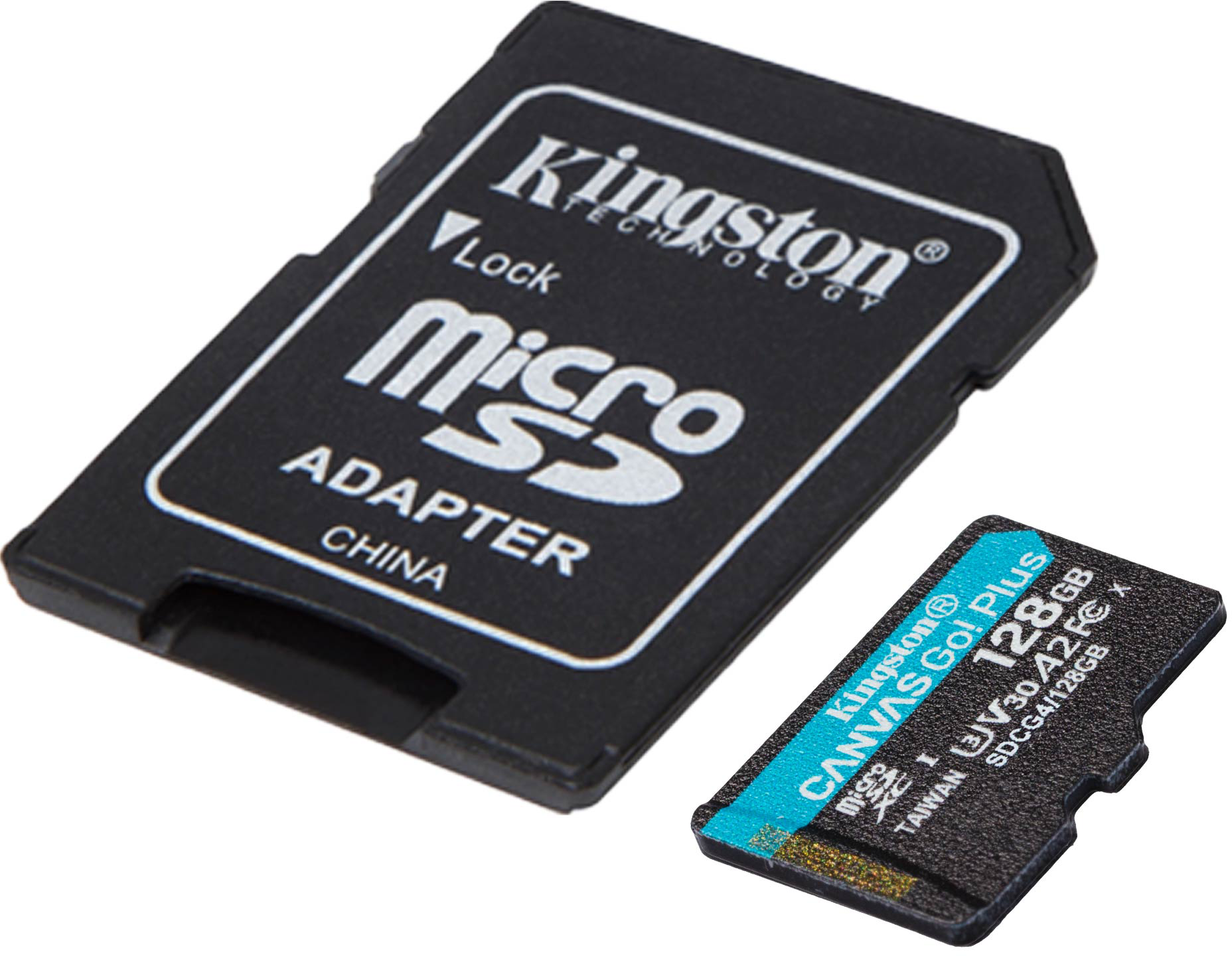 Két fekete Kingston memóriakártya. Az egyik egy Micro SD adapter, a másik egy Micro SD kártya. Mindkettő fehér szöveggel rendelkezik. A háttér fehér.