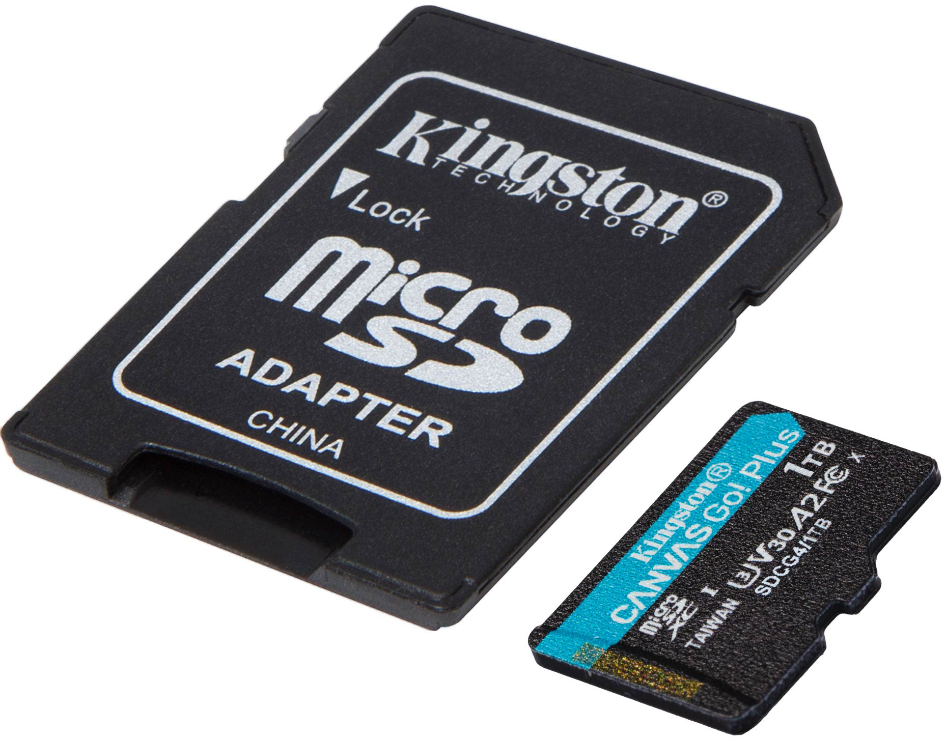 Fekete Kingston micro SD kártyaadapter és egy kisebb micro SD kártya. Mindkettő fehér és kék címkékkel rendelkezik, az adapteren Kína felirat látható.