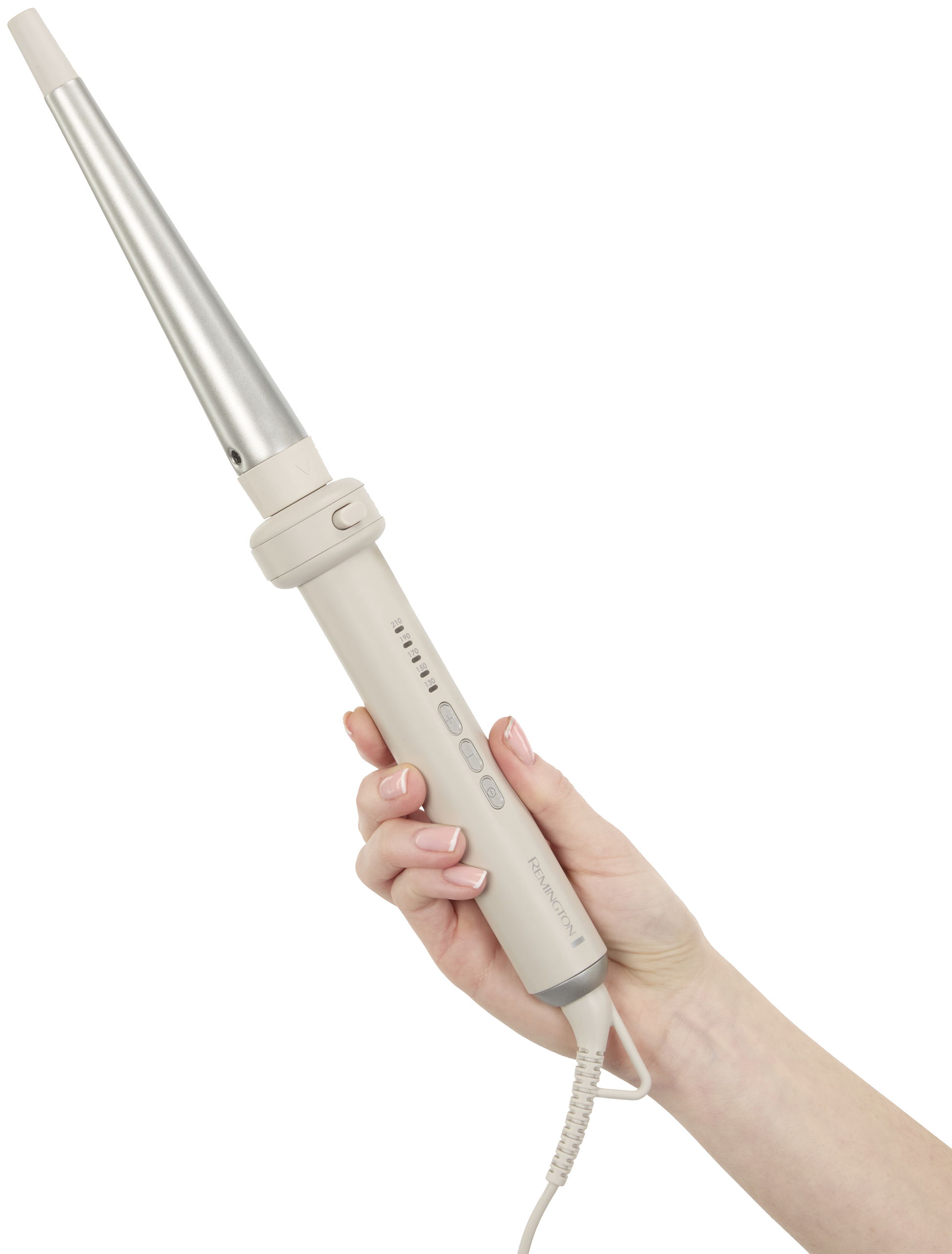 Egy kéz göndörítővasat tart fekete háttér előtt. A göndörítővas fehér és ezüst. A márka a Remington.