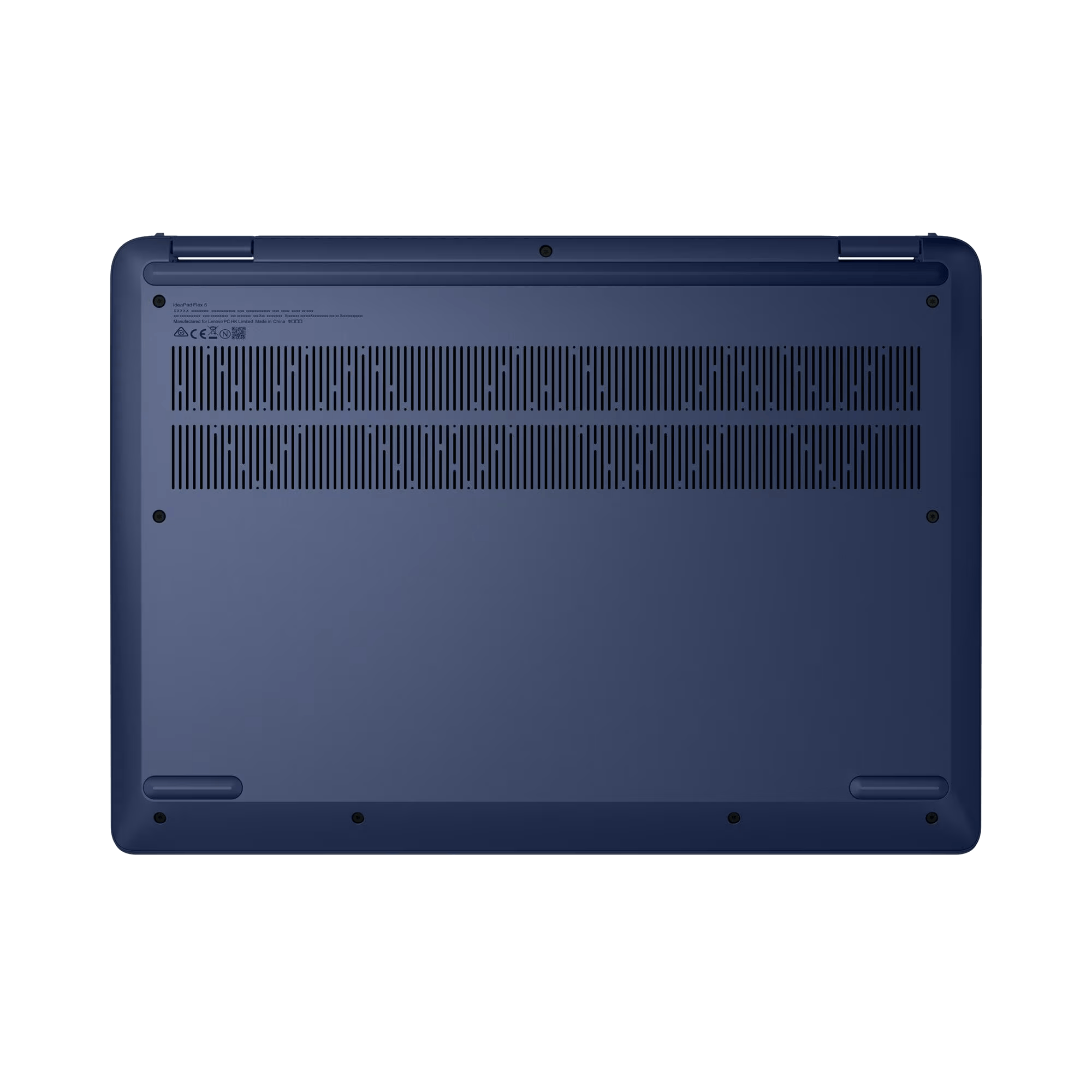 Parte inferior de una laptop azul marino. Tiene rejillas de ventilación, tornillos y una etiqueta del producto. La superficie es lisa y mate.
