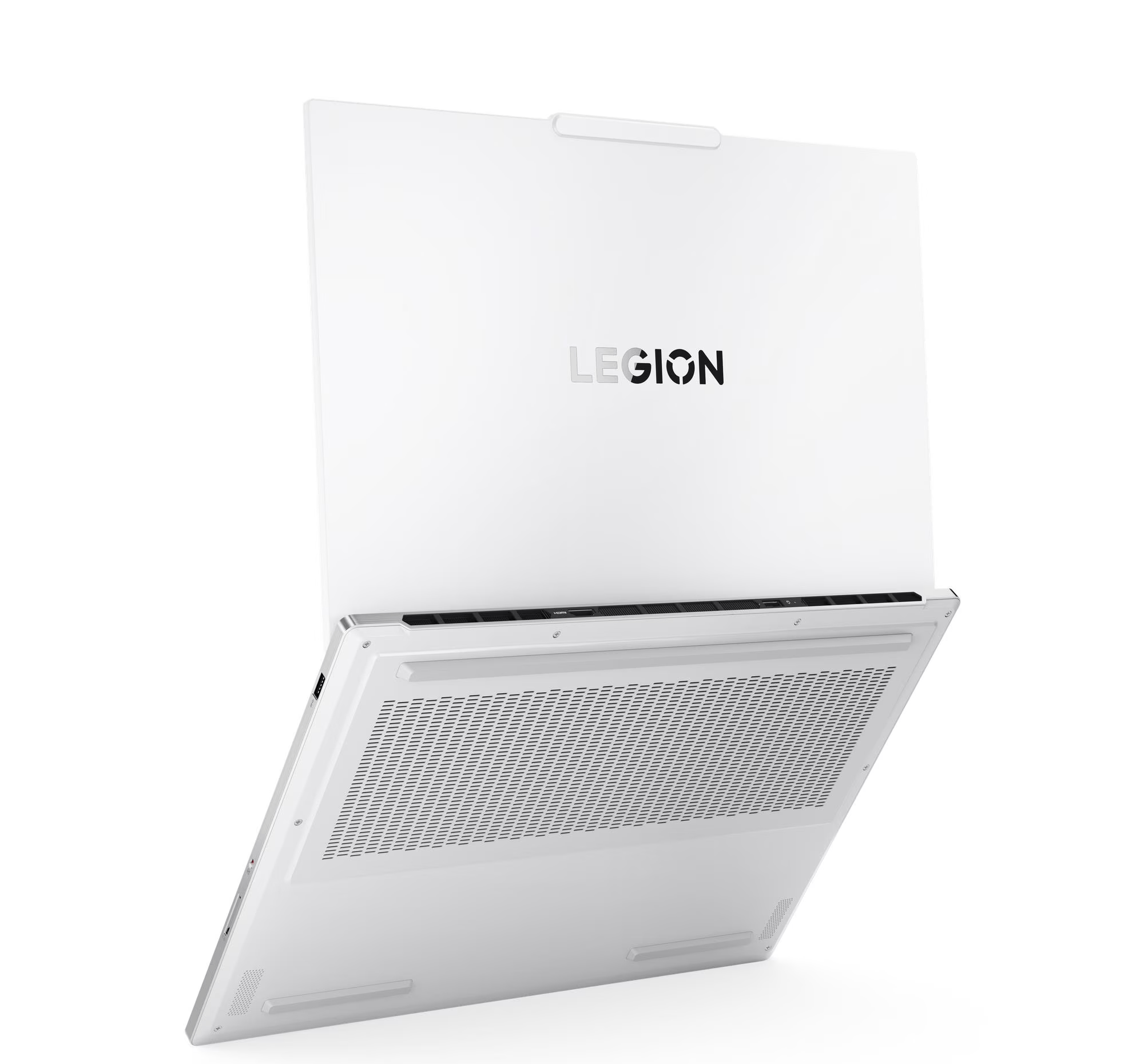 Portátil Legion blanco, ligeramente abierto. El logotipo de Legion es visible en la pantalla. La parte inferior tiene ventilaciones.