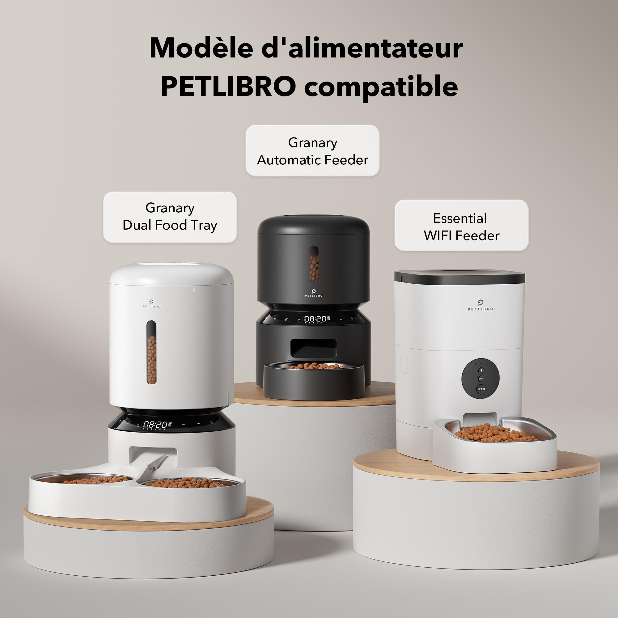 Drei automatische PETLIBRO-Futterautomaten werden gezeigt. Sie unterscheiden sich im Design, Futter ist sichtbar.