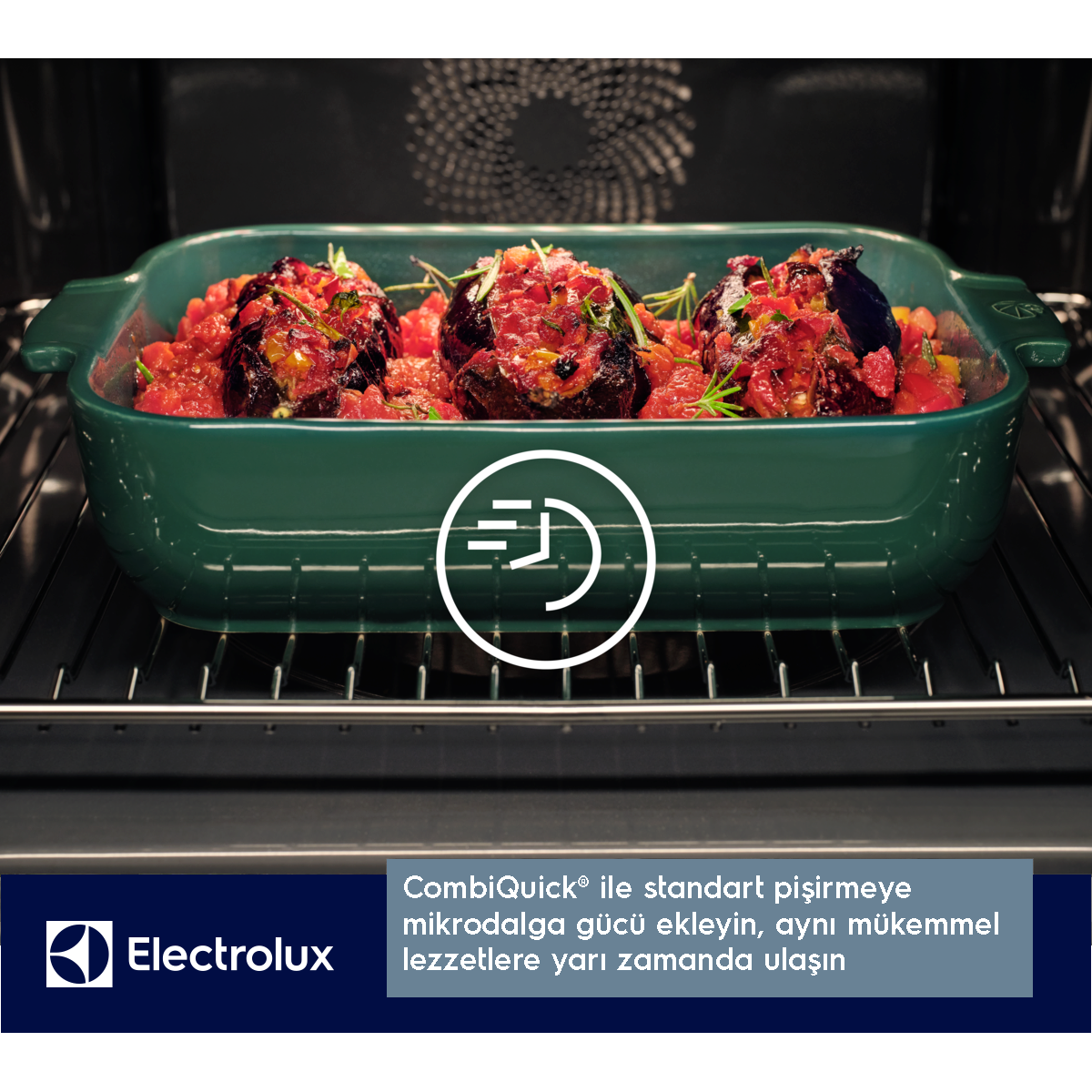Fırında pişmiş sebzeli yemek, yeşil bir tepside, fırının içinde. Fırın kapısı açık. Aşağıda Electrolux logosu.