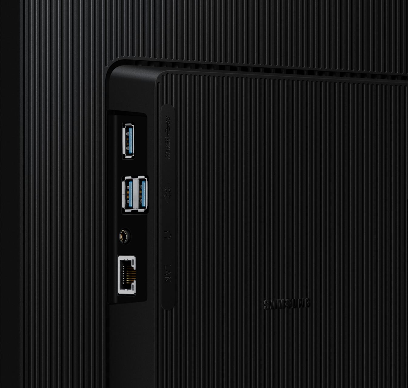Gros plan sur un panneau arrière de TV noir. Ports visibles : USB, LAN et services. Le panneau a des lignes verticales et le logo Samsung.