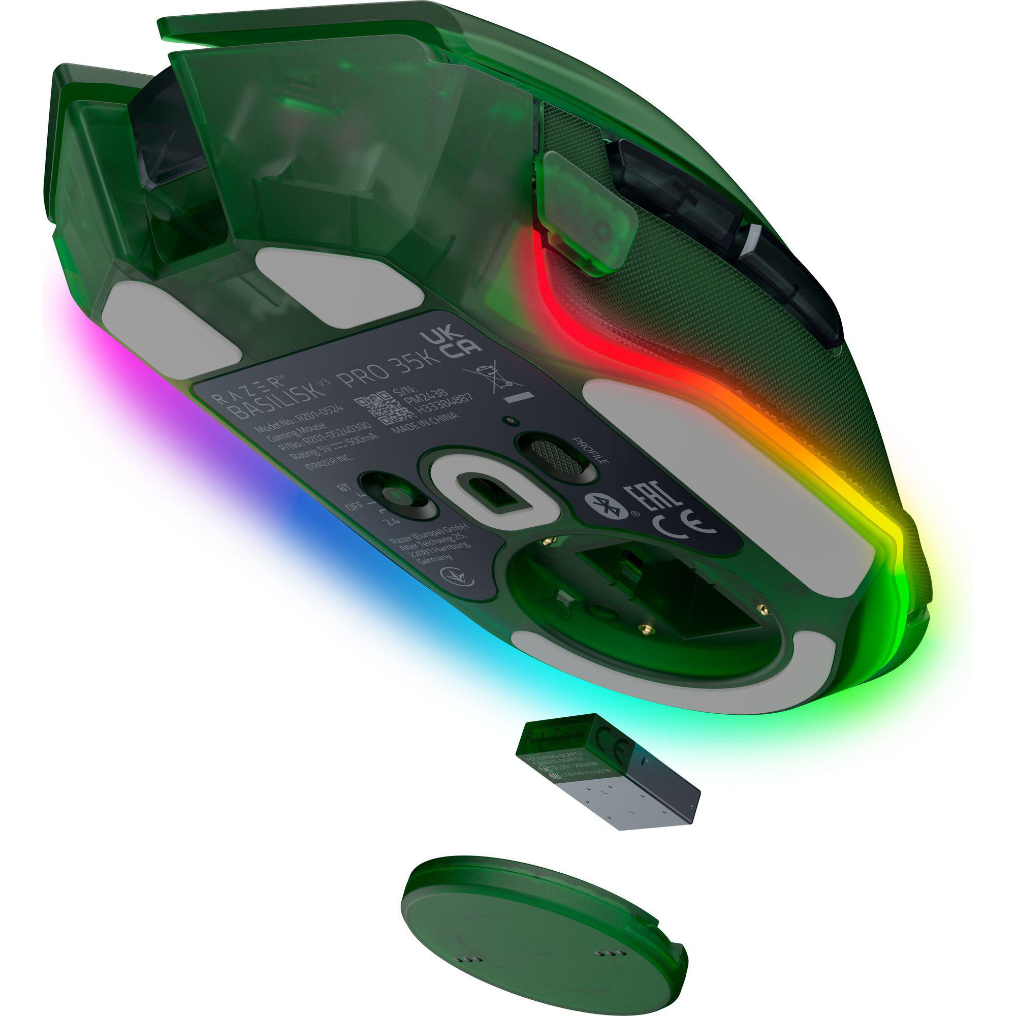 Eine grüne Razer Basilisk Pro 35K Gaming-Maus mit abgenommenem Bodenteil und Ladegerät, leuchtenden Kanten.