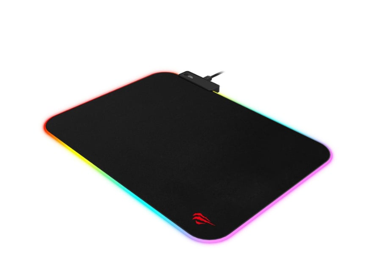 Çok renkli LED kenarlıklı siyah dikdörtgen bir mousepad. Altında logo ve üstte kablo bulunuyor.
