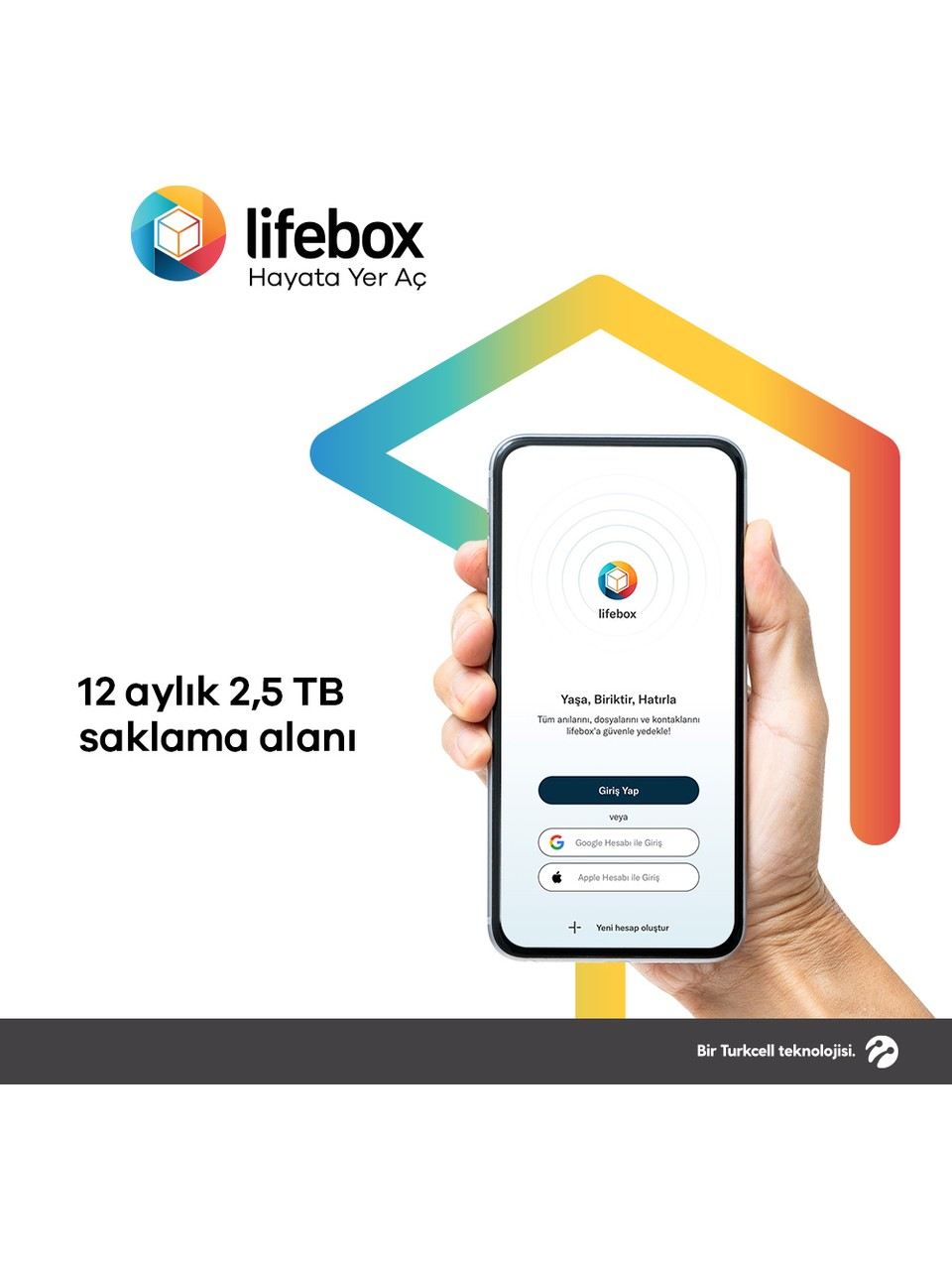 El, Lifebox uygulaması gösteren bir telefon tutuyor. Reklam, 12 aylık 2,5 TB depolamayı tanıtıyor. Google ve Apple giriş seçenekleri içerir.