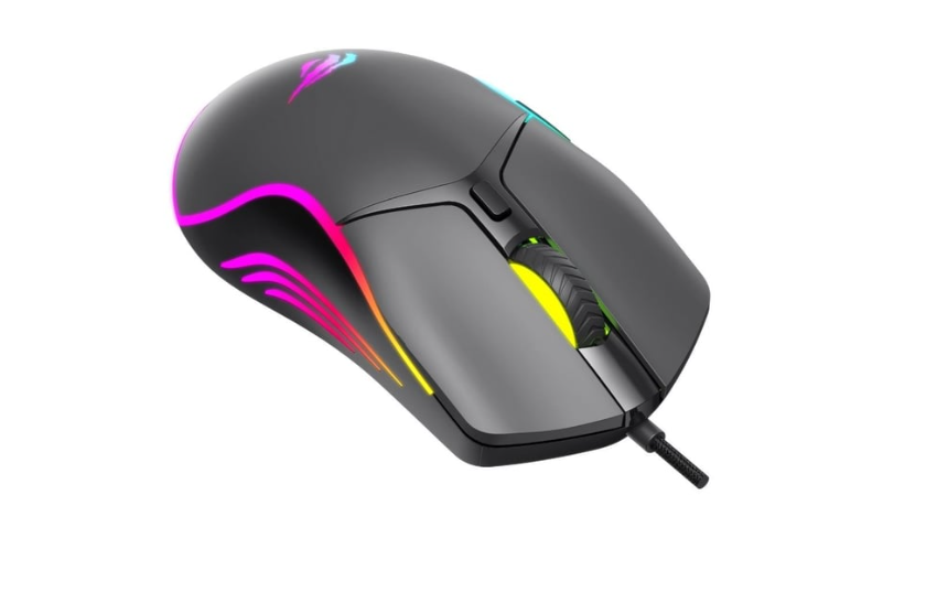Parlayan RGB tasarımlı gri bir oyun faresi. Kaydırma tekerleği ve kablosu var. Fare beyaz bir arka planda.