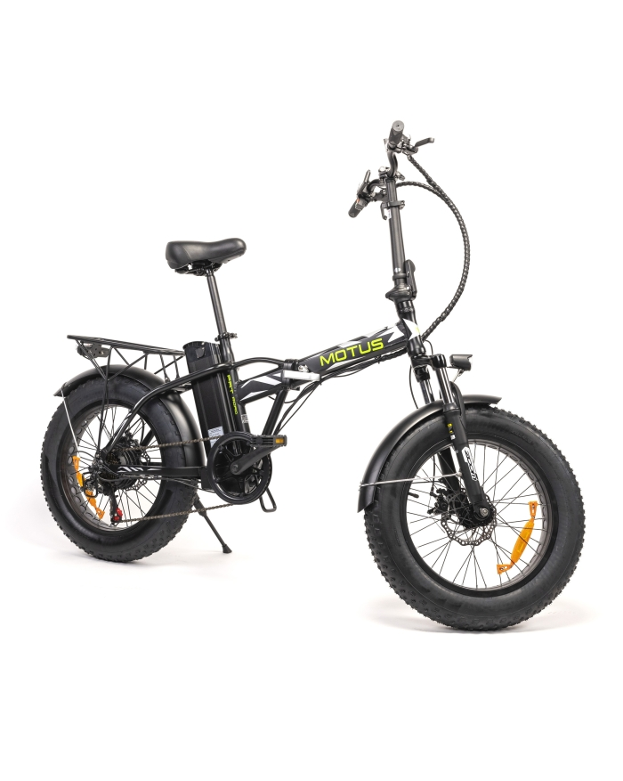 Czarny rower elektryczny Motus z grubymi oponami na białym tle. Ma czarne siodełko, bagażnik i błotniki.
