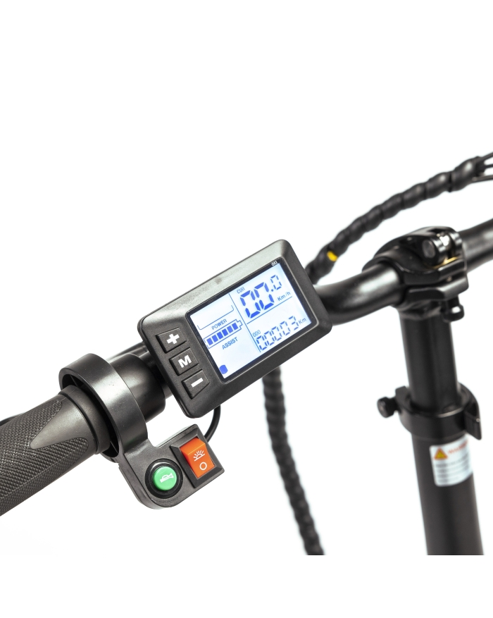 Zbliżenie kierownicy hulajnogi elektrycznej. Wyświetlacz pokazuje prędkość, baterię i inne informacje. Widoczne są elementy sterowania światłami i zasilaniem.