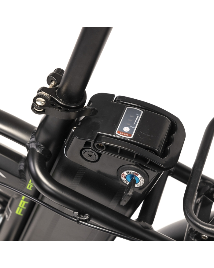 Zbliżenie na baterię roweru elektrycznego. Czarny akumulator zamontowany na ramie. Widoczny zamek na klucz i wskaźnik poziomu naładowania baterii.