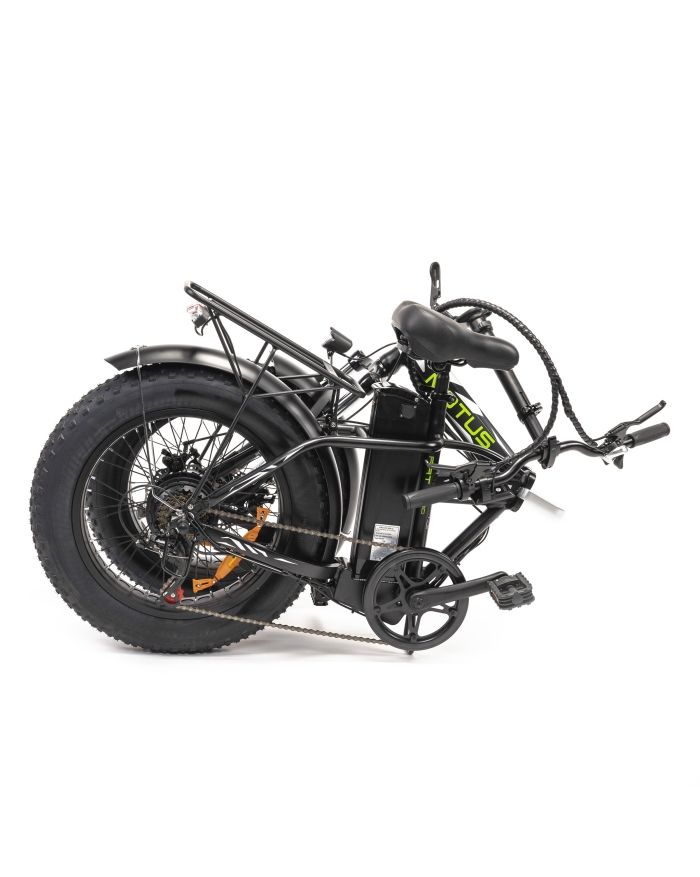 Czarny składany rower elektryczny z dużymi oponami na białym tle. Rower ma akumulator, siodełko i kierownicę.