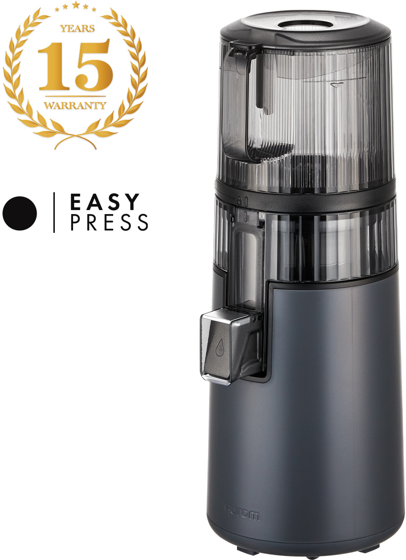 Un extracteur de jus Hurom Easy Press gris foncé avec logo garantie 15 ans. L'extracteur a un dessus transparent et un bec verseur argenté.