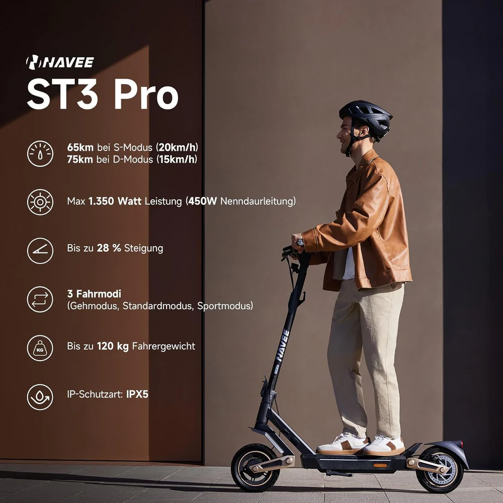 Ein Mann fährt einen schwarz-silbernen Elektroroller. Er trägt eine braune Jacke und einen Helm. Text links listet Roller-Spezifikationen.