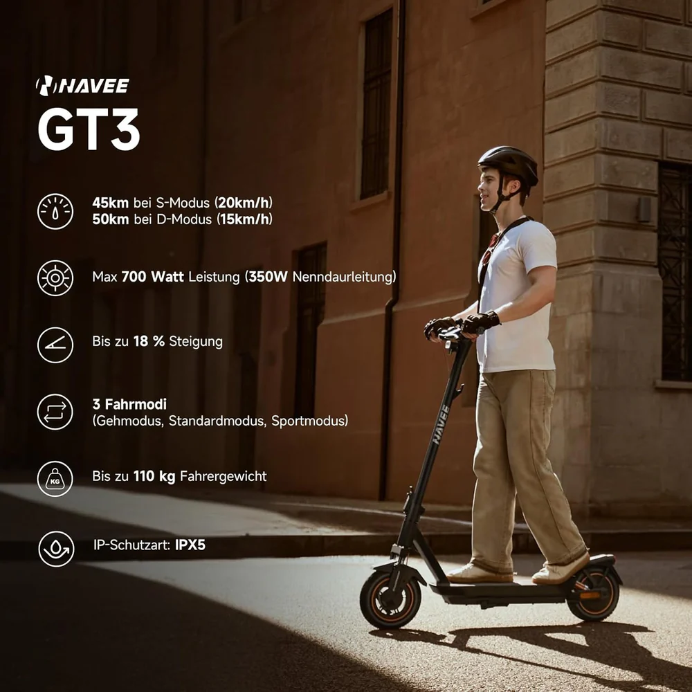 Un homme conduit un scooter NAVEE GT3 noir. Il porte un casque et des gants. Des informations sur le scooter sont à gauche.