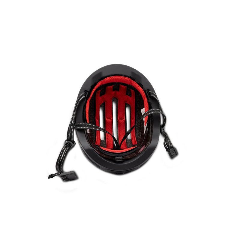 Czarny kask rowerowy, wnętrze czerwone, z paskami i klamrą. Kask jest widziany z góry.